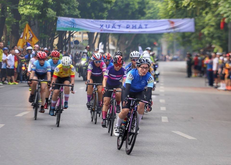 Le 5e tournoi cycliste ouvert de Hanoï dans la zone piétonne autour du lac Hoan Kiem, le 27 août 2023. Photo : VNA