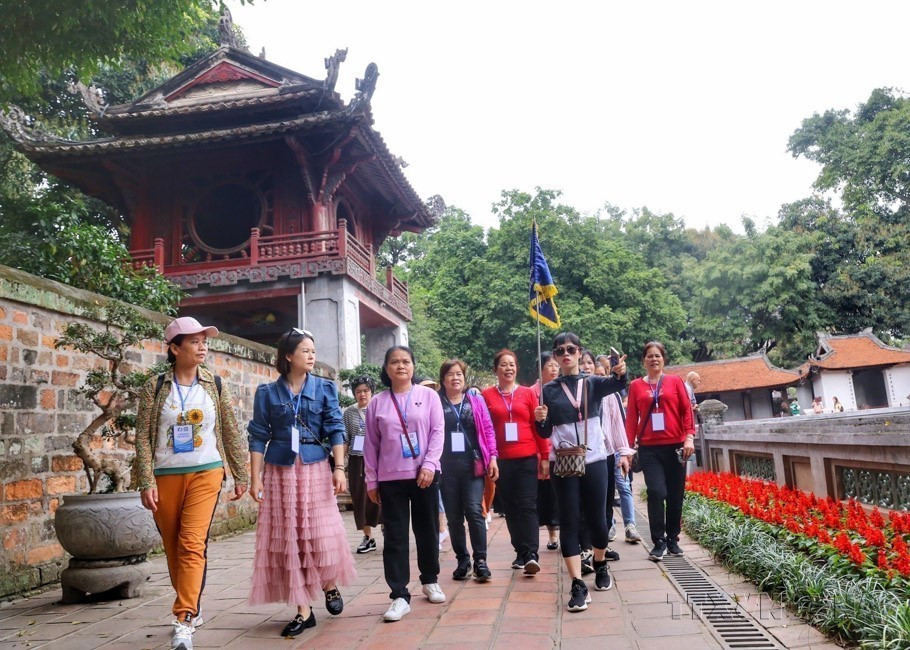 Le premier groupe de touristes chinois en visite à Hanoï après la pandémie de Covid-19 (16 mars 2023). Photo : VNA