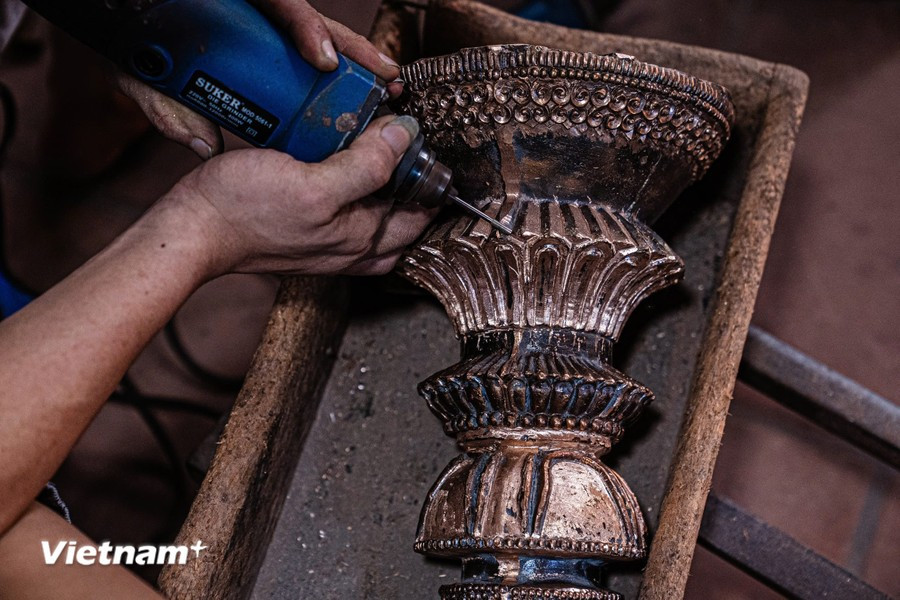 Les artisans de Ngu Xa sont reconnus pour leur habilité, leur imagination, leur précision et leur sens de la retenue, mais ils recèlent également de nombreux secrets de fabrication, avec l’expérience qu’ils ont acquise depuis plusieurs générations. Photo :VietnamPlus