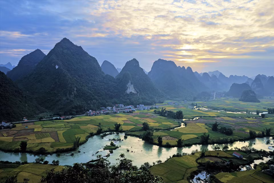 Les rizières prêtes à être fauchées de la commune de Phong Nam, sublimées par le soleil du petit matin, attirent de nombreux touristes à Cao Bang. Photo : Vietnam Illustré