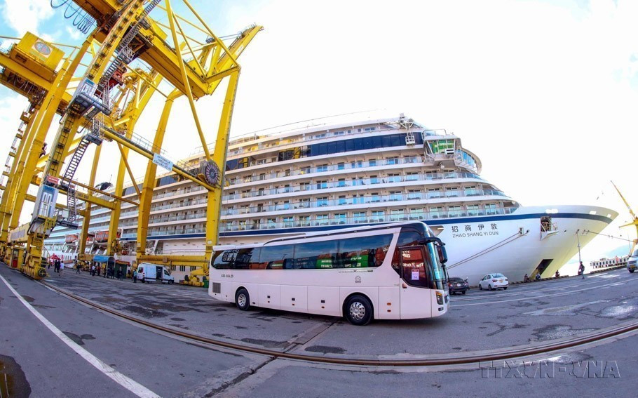 Le navire battant pavillon chinois Zhao Shang Yi Dun avec plus de 700 touristes à bord accoste au port de Tiên Sa à Dà Nang, dans le Centre, en décembre 2023. Photo : VNA