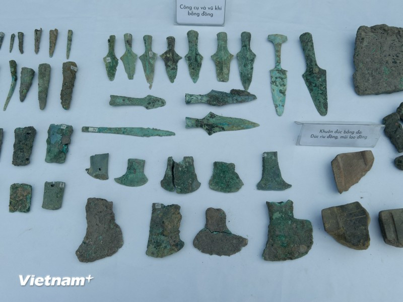 Ensemble d'outils et d'armes en bronze