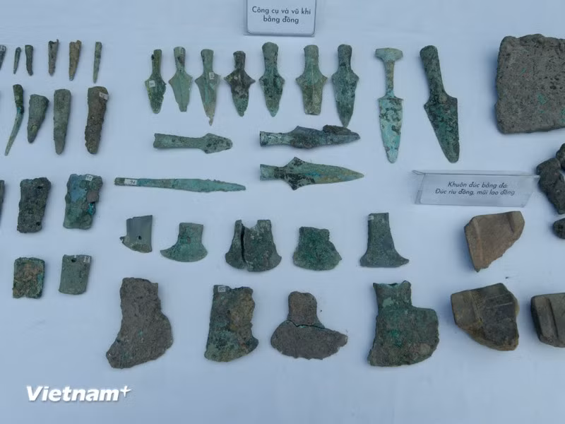 Ensemble d'outils et d'armes en bronze