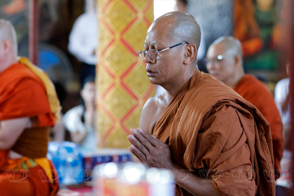 La cérémonie de requiem collective organisée à la pagode est l'activité principale de la fête Sene Dolta. Photo: Vietnam Illustré