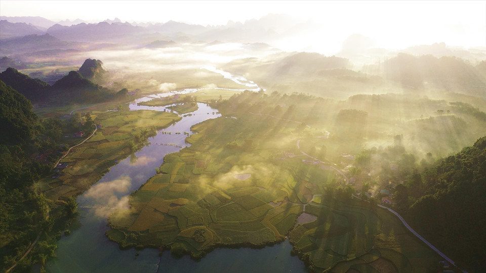 La rivière Quay Son traverse les rizières prêtes à être moissonnées de la commune de Ngoc Con. Photo : Vietnam Illustré