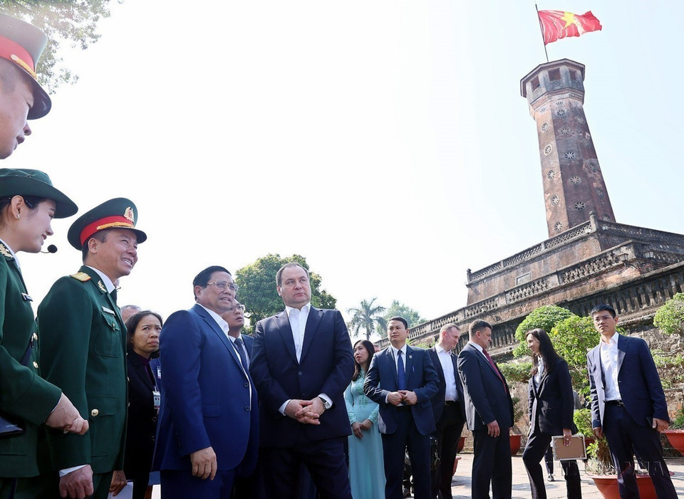 Le Premier ministre Pham Minh Chinh et son homologue biélorusse Roman Golovchenko ont visité la Tour du drapeau de Hanoï (8 décembre 2023). Photo : Duong Giang-TTXVN