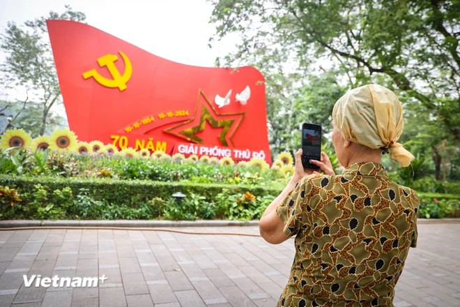 Une affiche installée au bord du lac de Hoan Kiem (Epée restituée), à Hanoï. (Photo : Minh Hieu/Vietnam+)