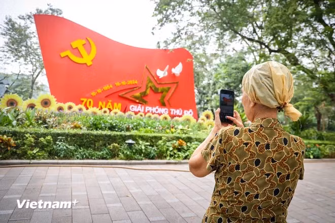 Une affiche installée au bord du lac de Hoan Kiem (Epée restituée), à Hanoï. (Photo : Minh Hieu/Vietnam+)