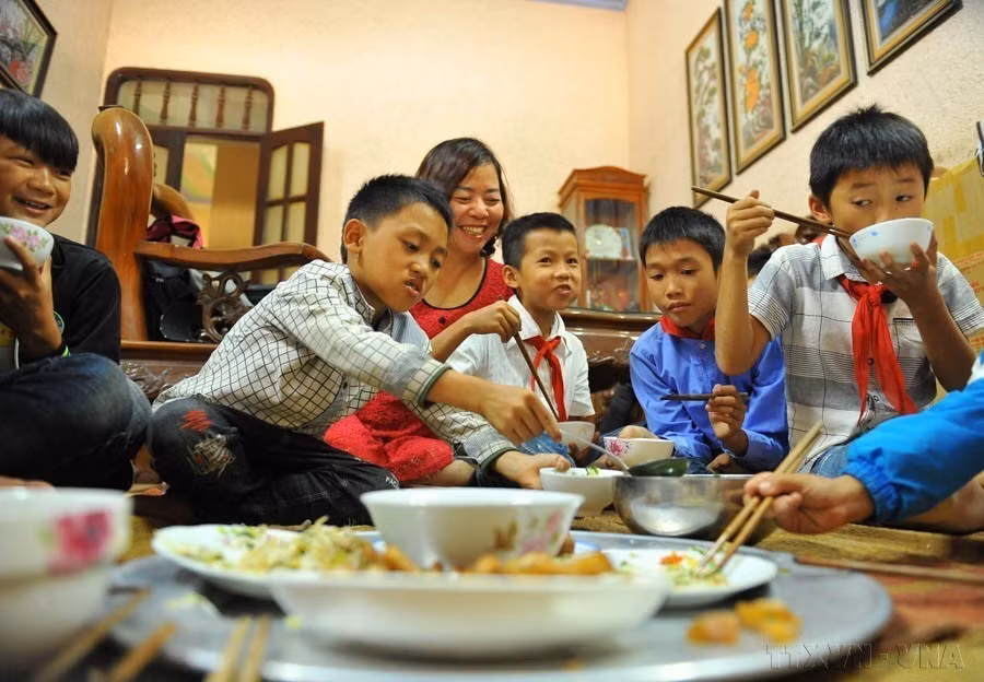 L'enseignante Nguyen Thi Hanh Nguyen fait preuve d'un dévouement exceptionnel en fournissant des repas nutritifs gratuits à plus de 30 élèves chaque midi depuis 6 ans. Son engagement a suscité l'affection de ses élèves qui la surnomment affectueusement "Mère Nguyen". Photo : VNA