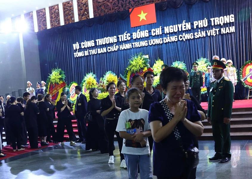 Pleins d'émotions, les gens expriment leur grand chargin suite au décès du secrétaire général du Parti Nguyen Phu Trong. Photo : VNA