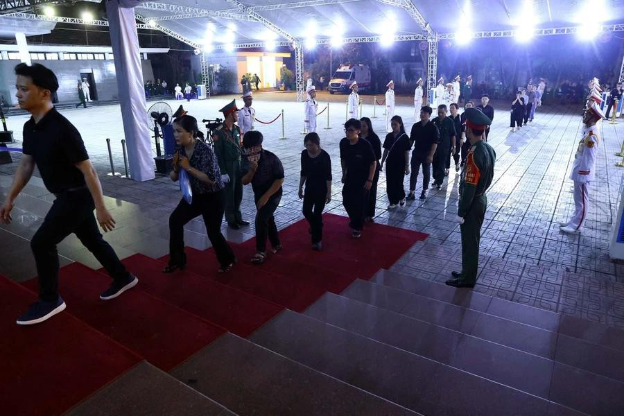 Les gens font la queue pour rendre hommage au secrétaire général du Parti, Nguyen Phu Trong. Photo : VNA