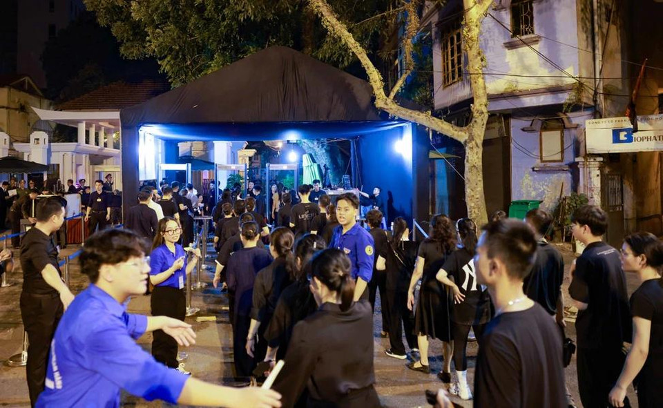 Au fur et à mesure que la nuit avance, de plus en plus de personnes arrivent pour rendre hommage leader éminent du Parti. Photo : VNA