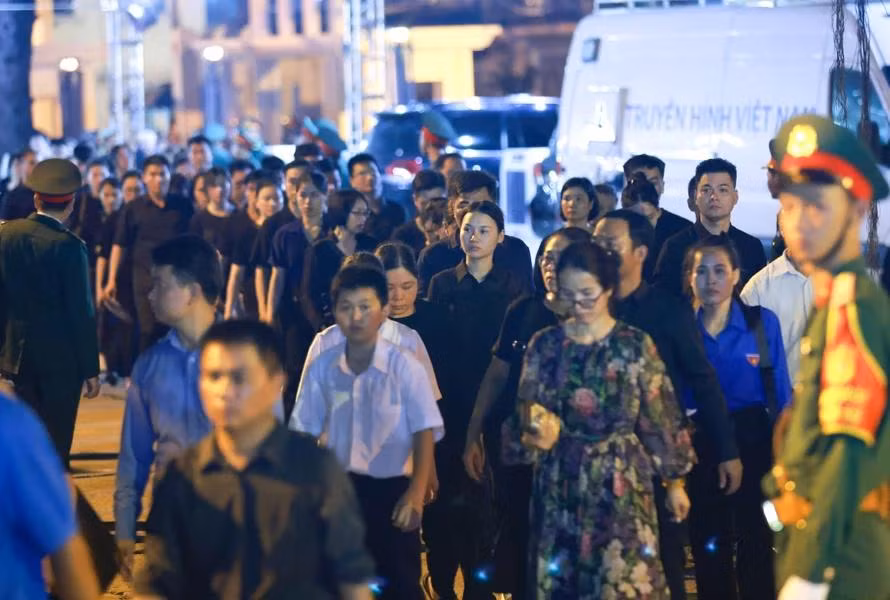Plus il fait tard, plus les gens viennent rendre hommage au secrétaire général Nguyen Phu Trong. Photo : VNA