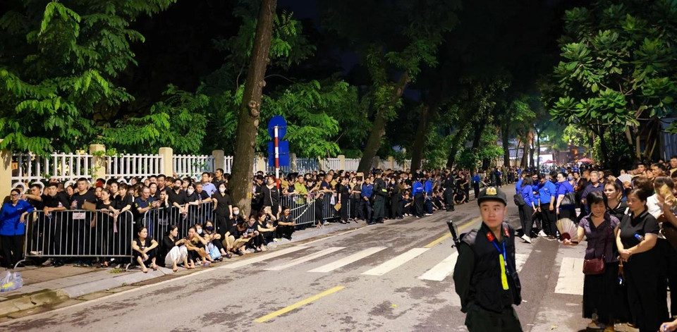 Les gens font la queue sur des kilomètres en attendant pour rendre hommage au secrétaire général Nguyen Phu Trong. Photo : VNA
