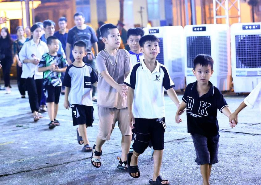 Des enfants sont venus rendre hommage au secrétaire général Nguyen Phu Trong. Photo : VNA