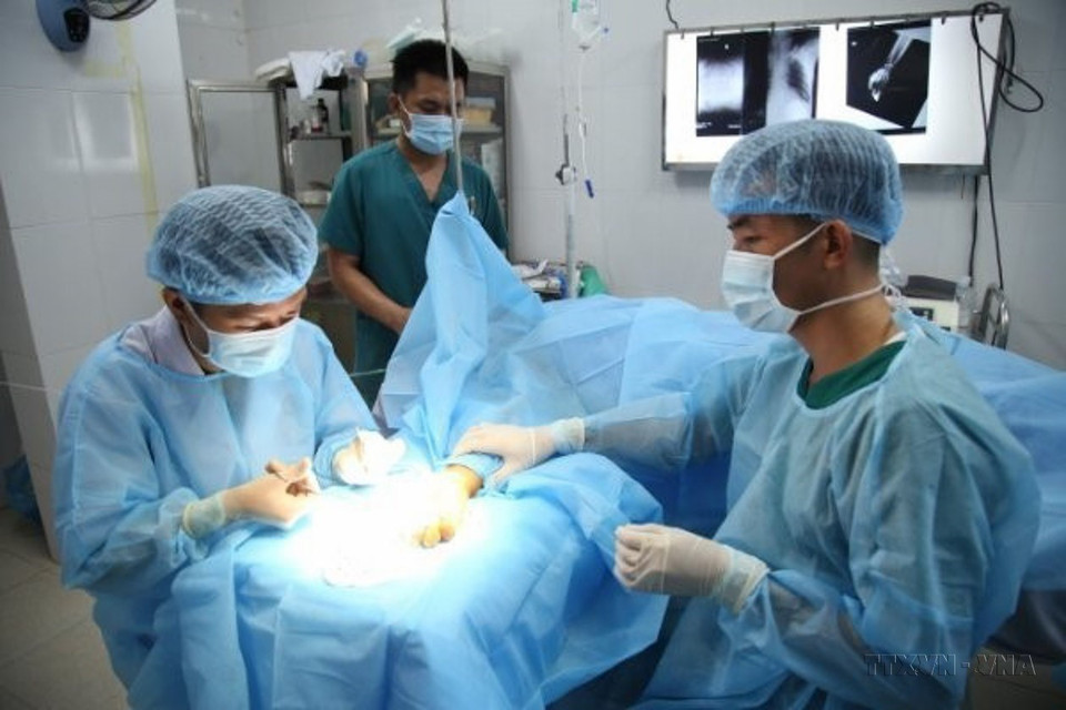 Les forces médicales militaires de l'île de Truong Sa effectuent une intervention chirurgicale d'urgence pour un pêcheur victime d'un accident de travail en mer, le 1er novembre 2020. Photo: VNA
