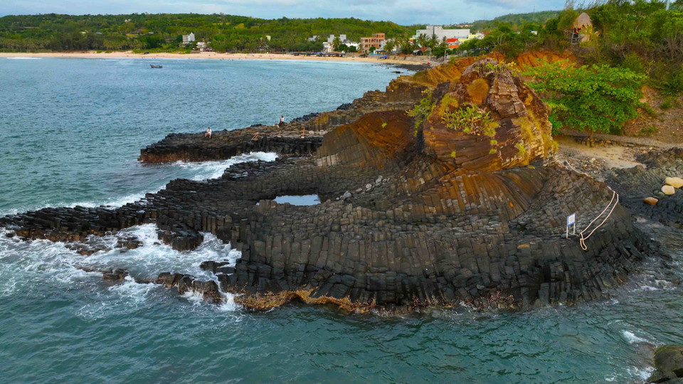Au fil du temps, malgré l'exploitation par les locaux, ce chef-d'œuvre de la nature perdure, pour le plus grand bonheur des visiteurs qui viennent parfois de loin pour l'admirer. Photo: VNA