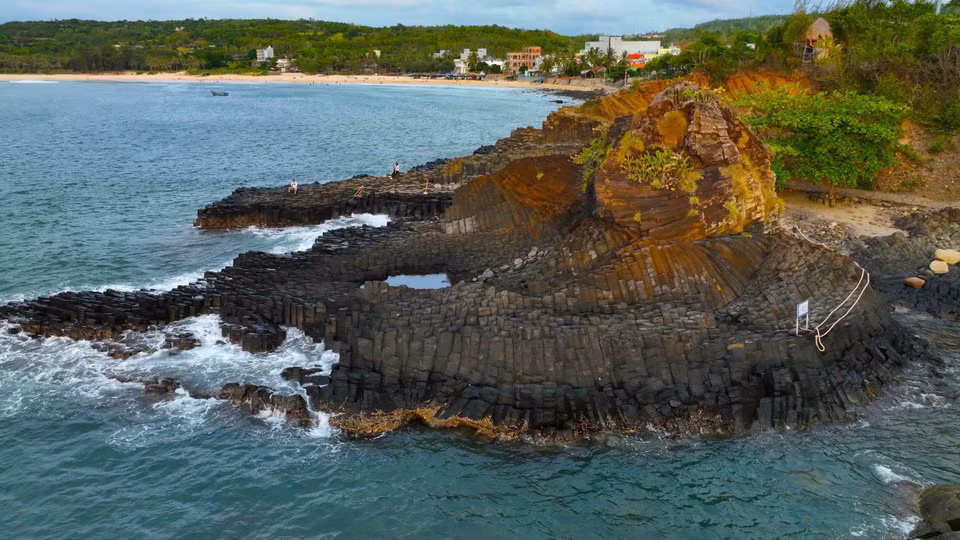 Au fil du temps, malgré l'exploitation par les locaux, ce chef-d'œuvre de la nature perdure, pour le plus grand bonheur des visiteurs qui viennent parfois de loin pour l'admirer. Photo: VNA
