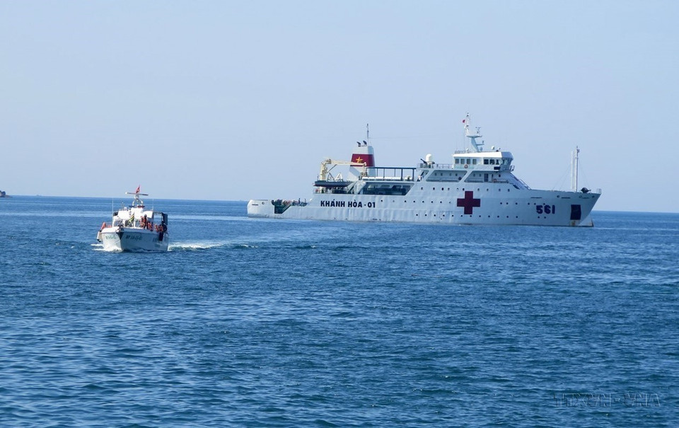 Le navire-hôpital Khanh Hoa 01 de la Marine populaire vietnamienne organise le transport, les examens médicaux et distribue gratuitement des médicaments aux habitants de la province de Phu Yen. Photo: VNA