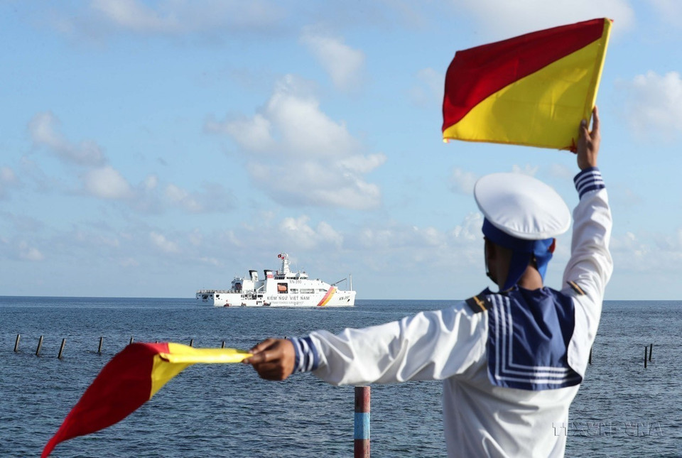 Les soldats de la marine sont résilients et courageux jour et nuit pour préserver la paix sur les îles et assurer la sécurité maritime. Ils constituent un appui solide permettant aux pêcheurs de sortir en mer en toute quiétude. Photo: VNA