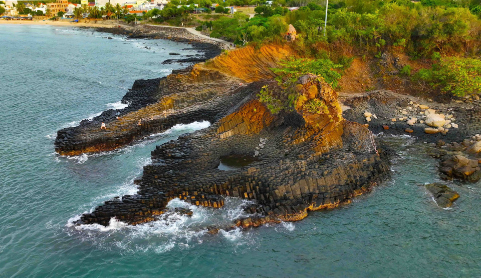 Le Ghênh Da Dia est une merveille géologique de la province de Phu Yen. Situé à environ 40 km au nord de la ville de Tuy Hoà, en bord de mer, ce site se trouve dans la commune d'An Ninh Dông, district de Tuy An. Photo: VNA