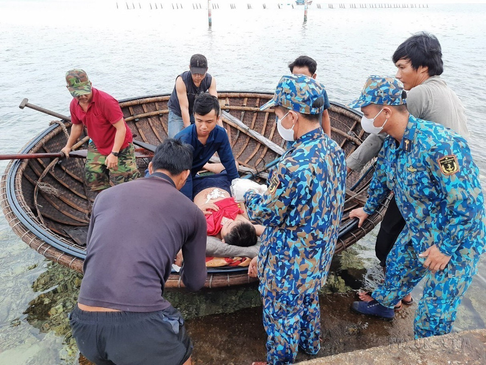 La force médicale militaire de l'île de Tien Nu de la brigade 146 (région navale 4) prend en charge un pêcheur souffrant d'une blessure longue alors qu'il travaillait dans les eaux de Truong Sa. Photo: VNA