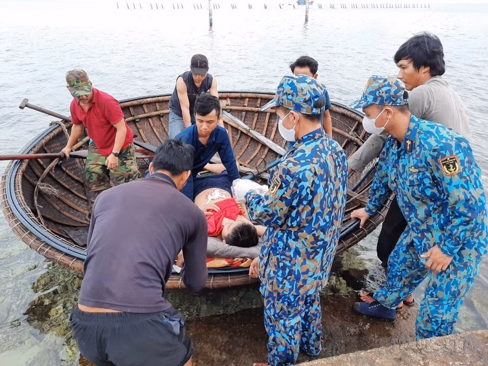 La force médicale militaire de l'île de Tien Nu de la brigade 146 (région navale 4) prend en charge un pêcheur souffrant d'une blessure longue alors qu'il travaillait dans les eaux de Truong Sa. Photo: VNA