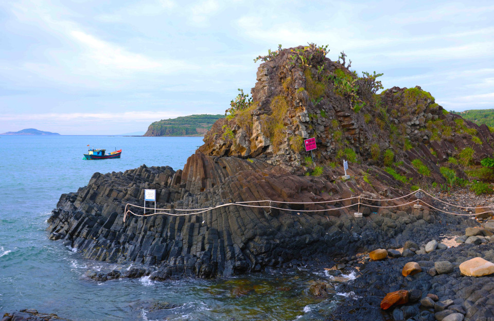 Avec une longueur de 200 m et une largeur de 50 m, cet endroit pittoresque offre un paysage sensationnel façonné par une géologie unique. Photo: VNA