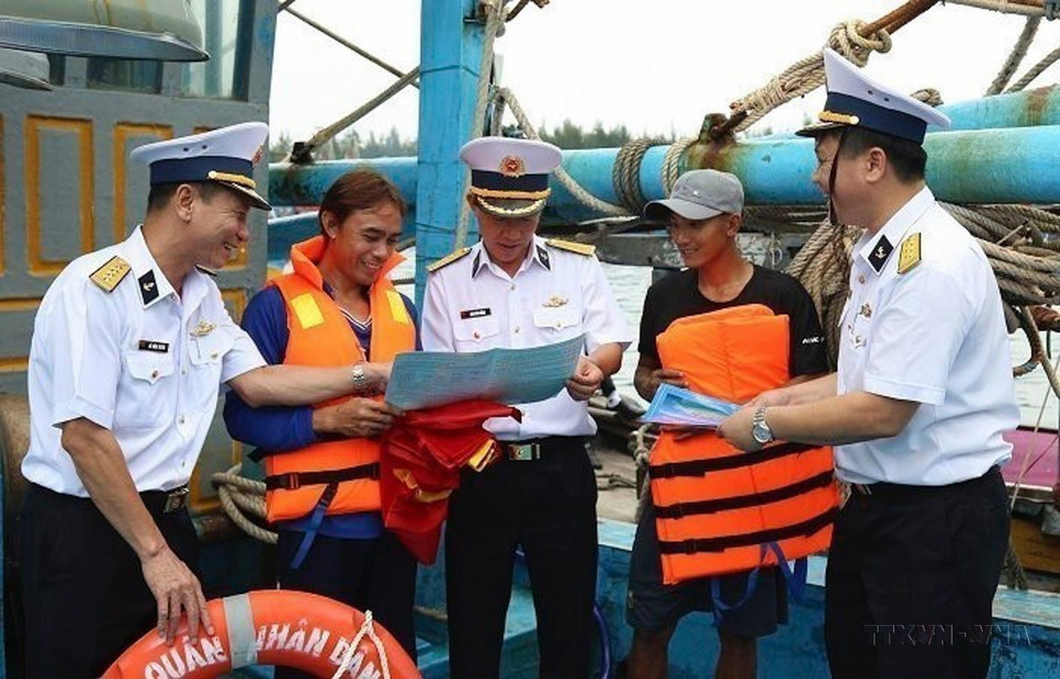 Les officiers et soldats de la région navale 2 de la Marine sensibilisent les pêcheurs à la souveraineté maritime et insulaire. Photo: VNA