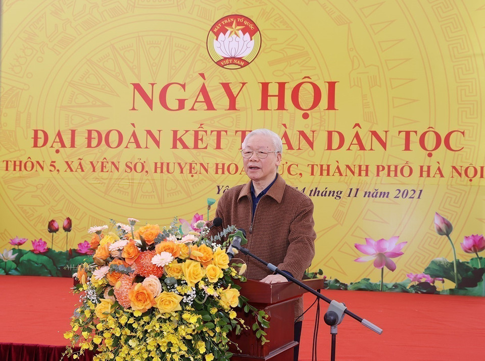 Le secrétaire général Nguyen Phu Trong prend la parole lors de la fête de la grande union nationale au hameau 5, commune de Yen So, district de Hoai Duc, à Hanoï, le 14 novembre 2021. Photo : Tri Dung-VNA