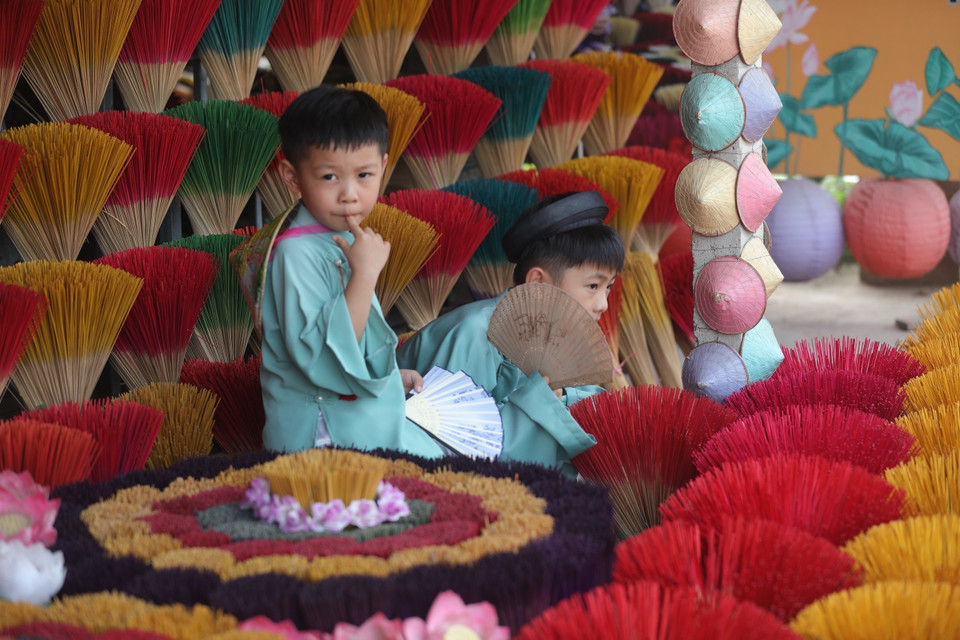Le village de Thuy Xuân devient l'une des destinations les plus prisées des voyageurs qui apprécient les produits traditionnels fabriqués par les mains habiles des artisans de l'ancienne capitale. Photo: VNA