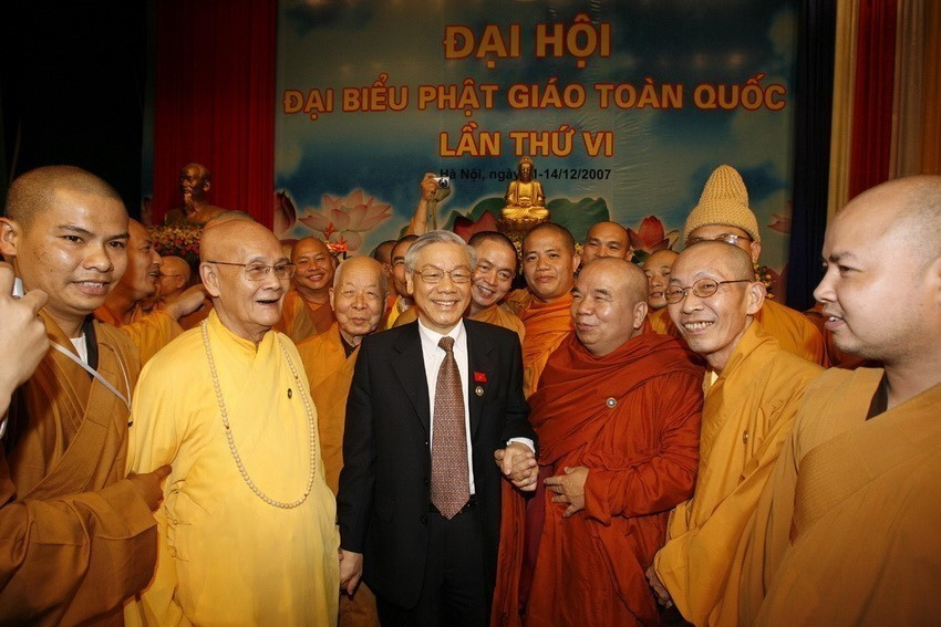 Le président de l'Assemblée nationale Nguyen Phu Trong (au milieu) et des délégués au 6e Congrès national du bouddhisme à Hanoï, le 13 décembre 2007. Photo : Tri Dung – VNA