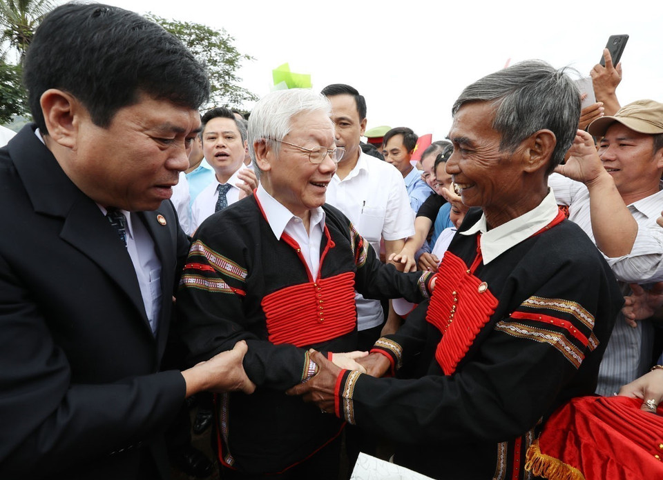 Le secrétaire général du PCV et président de la République, Nguyen Phu Trong (au milieu), à la fête de la grande union nationale dans la commune de Dur Kmăl, district de Krong Ana, province de Dak Lak, dans la matinée du 11 novembre 2018. Photo : Tri Dung – VNA