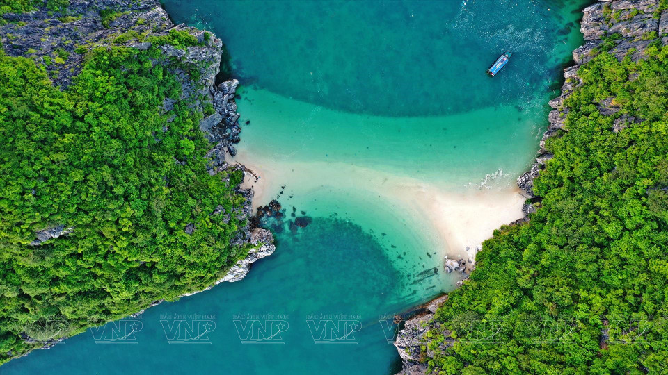 Les plages de la baie de Lan Ha sont calmes, créant des conditions idéales pour la baignade. Photo: Cong Dat/Vietnam illustré