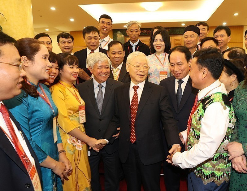 Le secrétaire général Nguyen Phu Trong et des délégués à la conférence en l'honneur des présidents des Comités du Front de la Patrie au niveau communal et des chefs exemplaires de Comités de travail du Front, à Hanoï, le 26 novembre 2022. Photo : Tri Dung – VNA