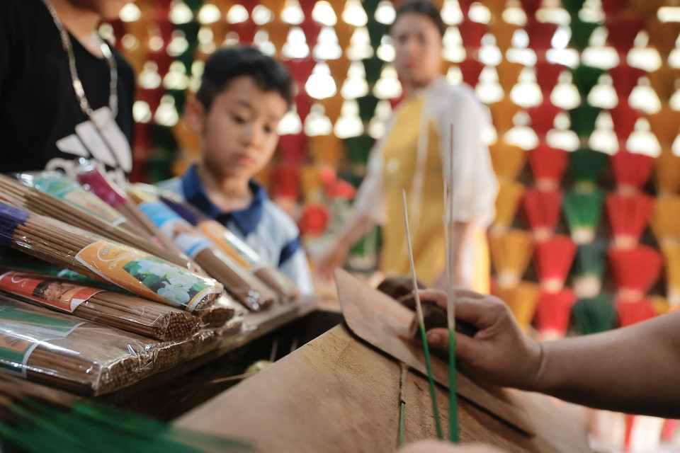 Le village de Thuy Xuân réputé pour la production d’encens depuis des centaines d’années, est une destination incontournable pour les touristes vietnamiens comme étrangers. Photo: VNA