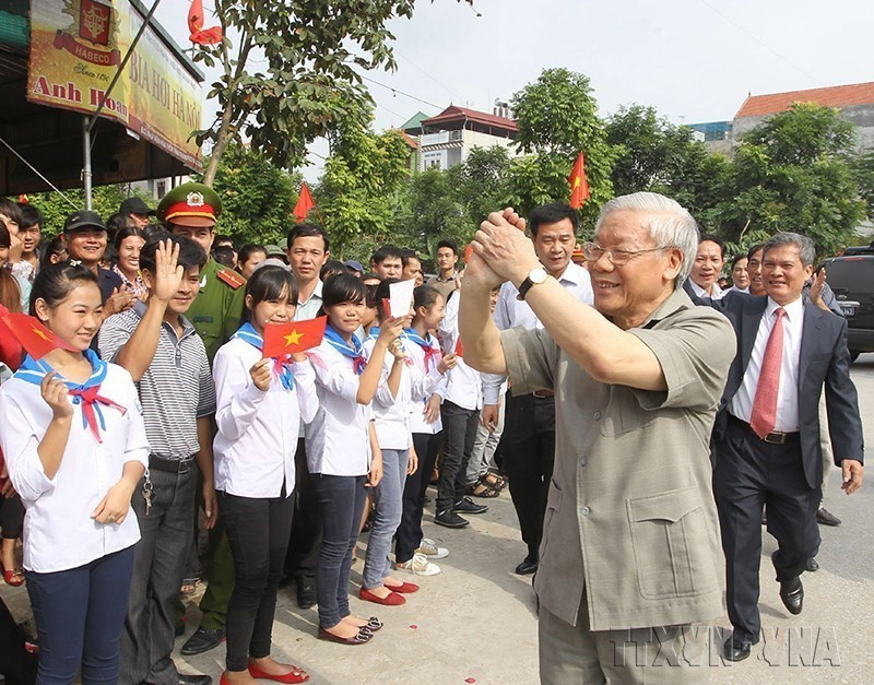 Le secrétaire général Nguyen Phu Trong à la fête de la grande union nationale dans le quartier résidentiel de Trai Trang, bourg de Yen My, district de Yen My, province de Hung Yen, le 10 novembre 2013. Photo : Tri Dung – VNA