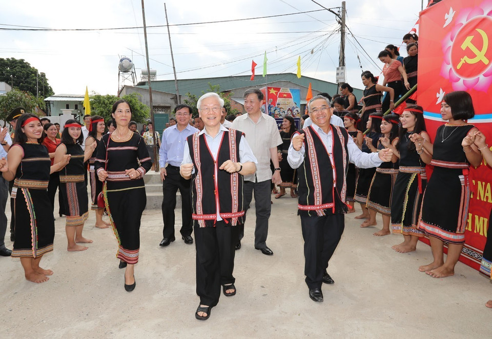 Le secrétaire général Nguyen Phu Trong participe à un événement des groupes ethniques du hameau Kon Ro Bang 2, commune de Vinh Quang, ville de Kon Tum. Photo : Tri Dung – VNA