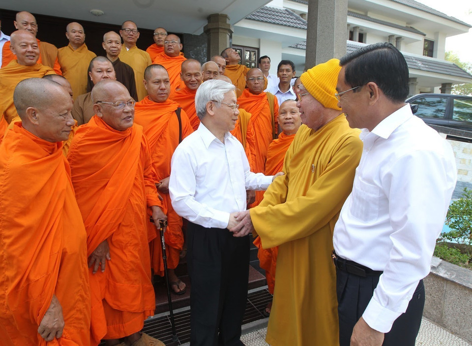 Le secrétaire général Nguyen Phu Trong et des bonzes de la province de Soc Trang dans l'après-midi du 9 mars 2015. Photo : Tri Dung-VNA