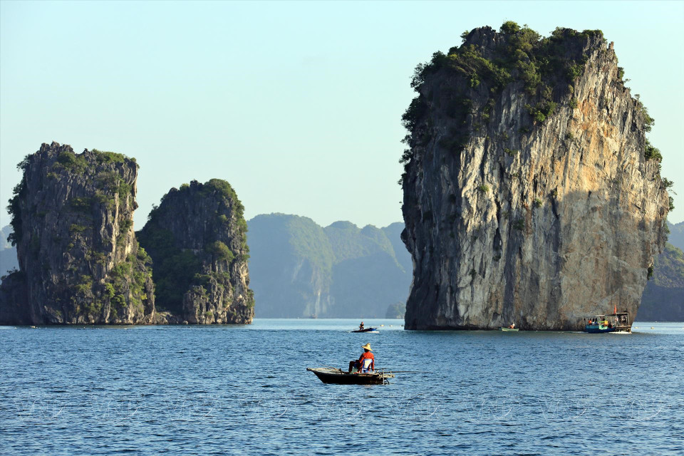 Le point culminant de la baie de Lan Ha réside dans ses nombreuses montagnes rocheuses aux formes fantasques et ses îles vierges. Photo: Cong Dat/Vietnam illustré