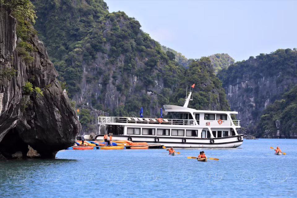 Depuis le yacht, les visiteurs montent à bord de kayaks pour poursuivre leur découverte de la baie. Photo: Cong Dat/Vietnam illustré