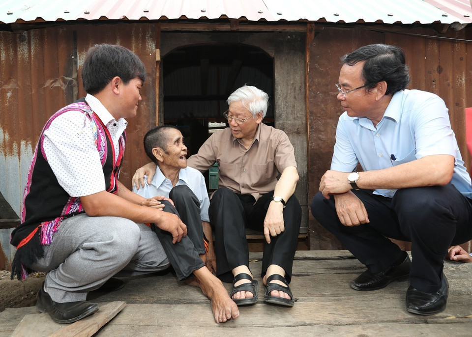 Le secrétaire général du PCV Nguyen Phu Trong rend visite à la famille du soldat blessé Dinh Phi, dans le village de Tung Ke 2, commune d'Ayun, district de Chu Se, province de Gia Lai, dans l'après-midi du 12 avril 2017. Photo: VNA