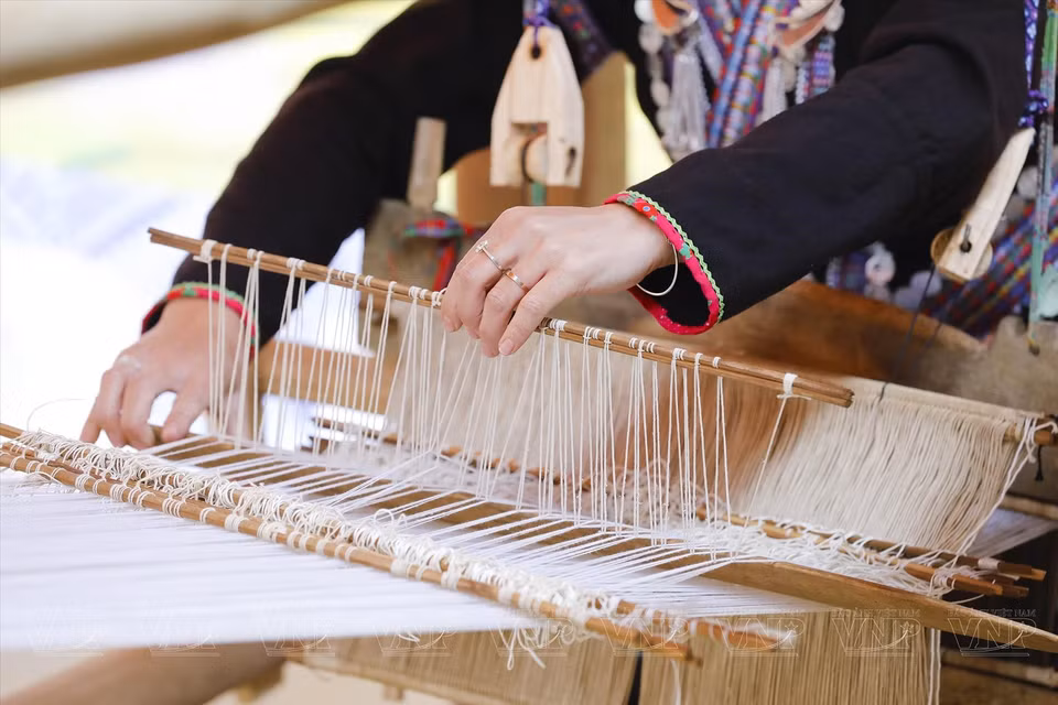 Le métier à tisser traditionnel de l'ethnie Lu.