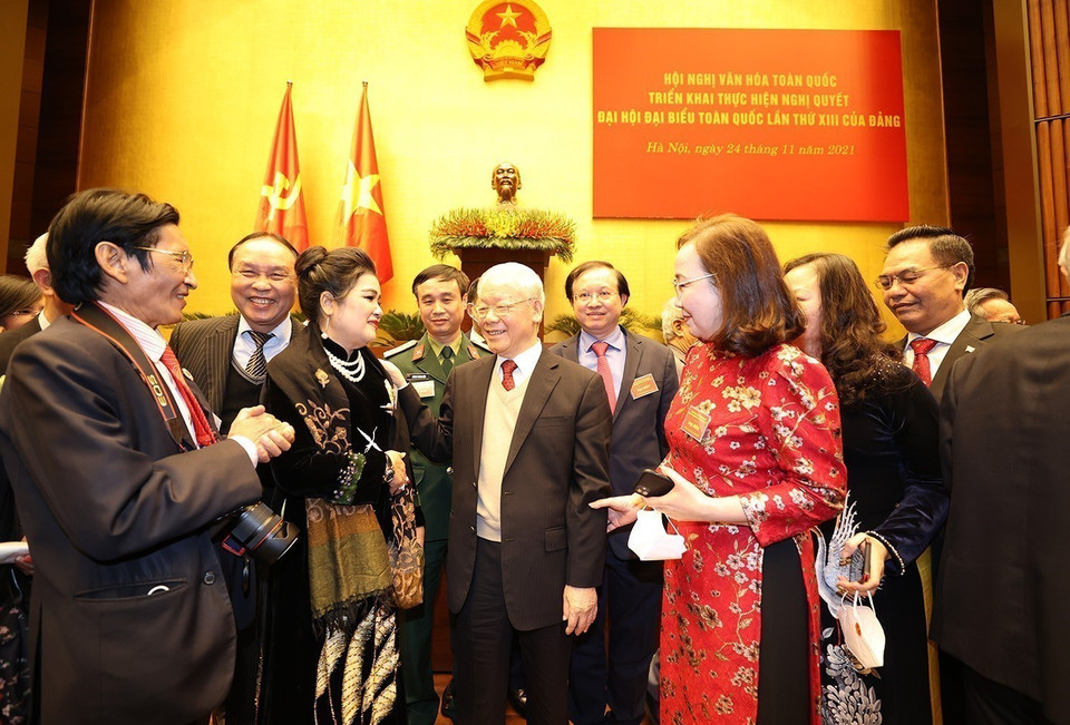 Le secrétaire général du PCV Nguyen Phu Trong (centre) avec les délégués participant à la Conférence culturelle nationale pour mettre en œuvre la Résolution du XIIIe Congrès national du Parti (24 novembre 2021). Photo: VNA