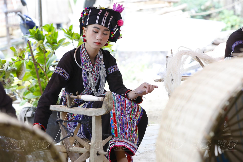 Les filles Lu continuent de préserver le tissage traditionnel.