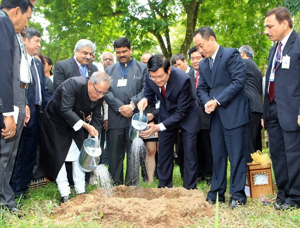 Le président Truong Tan Sang (3e de droite à gauche) et le président indien Pranab Mukherjee plantent un arbre de la Bodhi dans le site de la zone des vestiges du Président Hô Chi Minh au palais présidentiel, le 15 septembre 2014. Photo: VNA