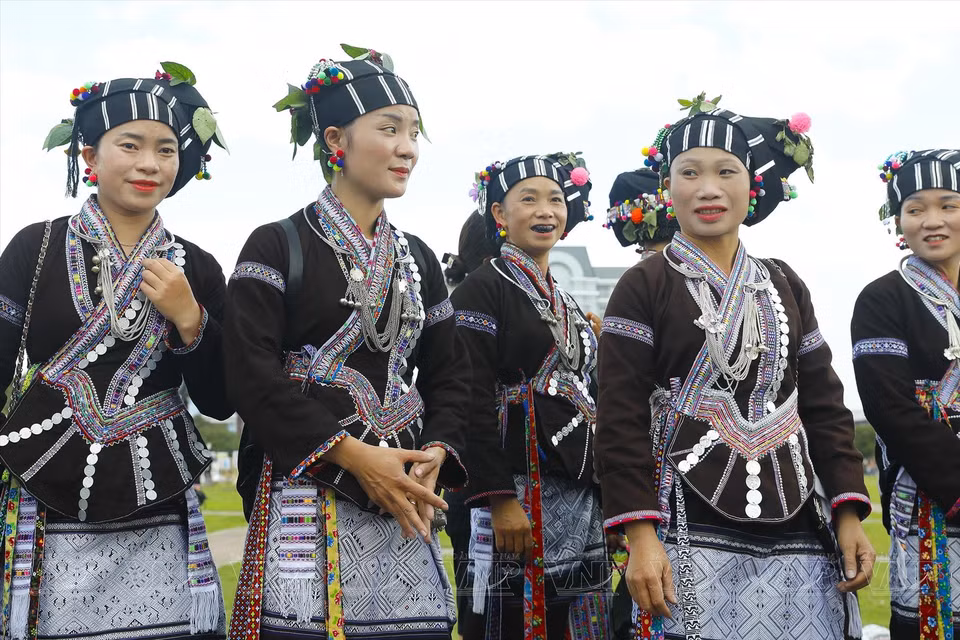 Les femmes Lu sont gracieuses dans leurs costumes traditionnels confectionnés par elles-mêmes.