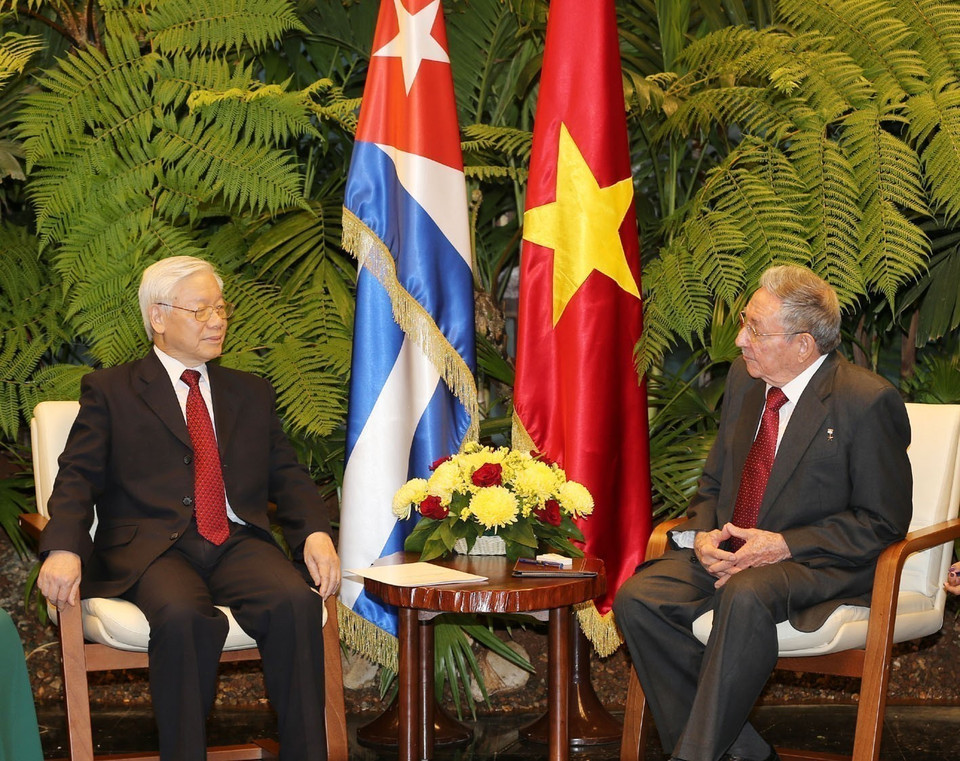 Le secrétaire général du PCV Nguyen Phu Trong (gauche) s'entretient avec le premier secrétaire du CC du Parti communiste de Cuba, président du Conseil d'État et du Conseil des ministres de Cuba, Raul Castro Ruz (La Havane, 29 mars 2018). Photo: VNA