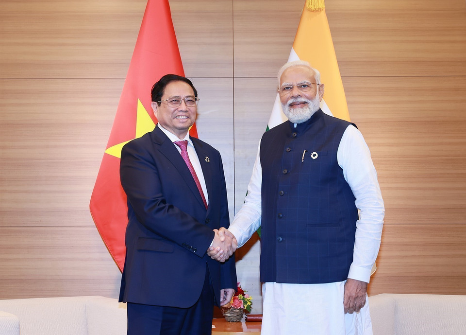 Le Premier ministre Pham Minh Chinh (à gauche) rencontre le Premier ministre indien Narendra Modi lors du Sommet du Groupe du G7 élargi à Hiroshima, au Japon, le 20 mai 2023. Photo: VNA
