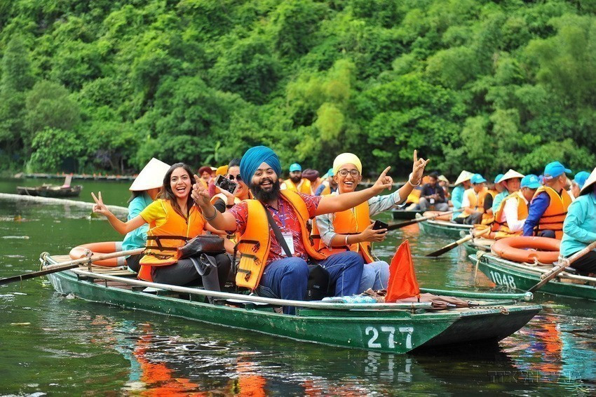 La délégation indienne participant au 10e Festival d'amitié populaire Vietnam-Inde visite le complexe pittoresque de Trang An, à Ninh Binh, le 13 août 2019. Photo: VNA